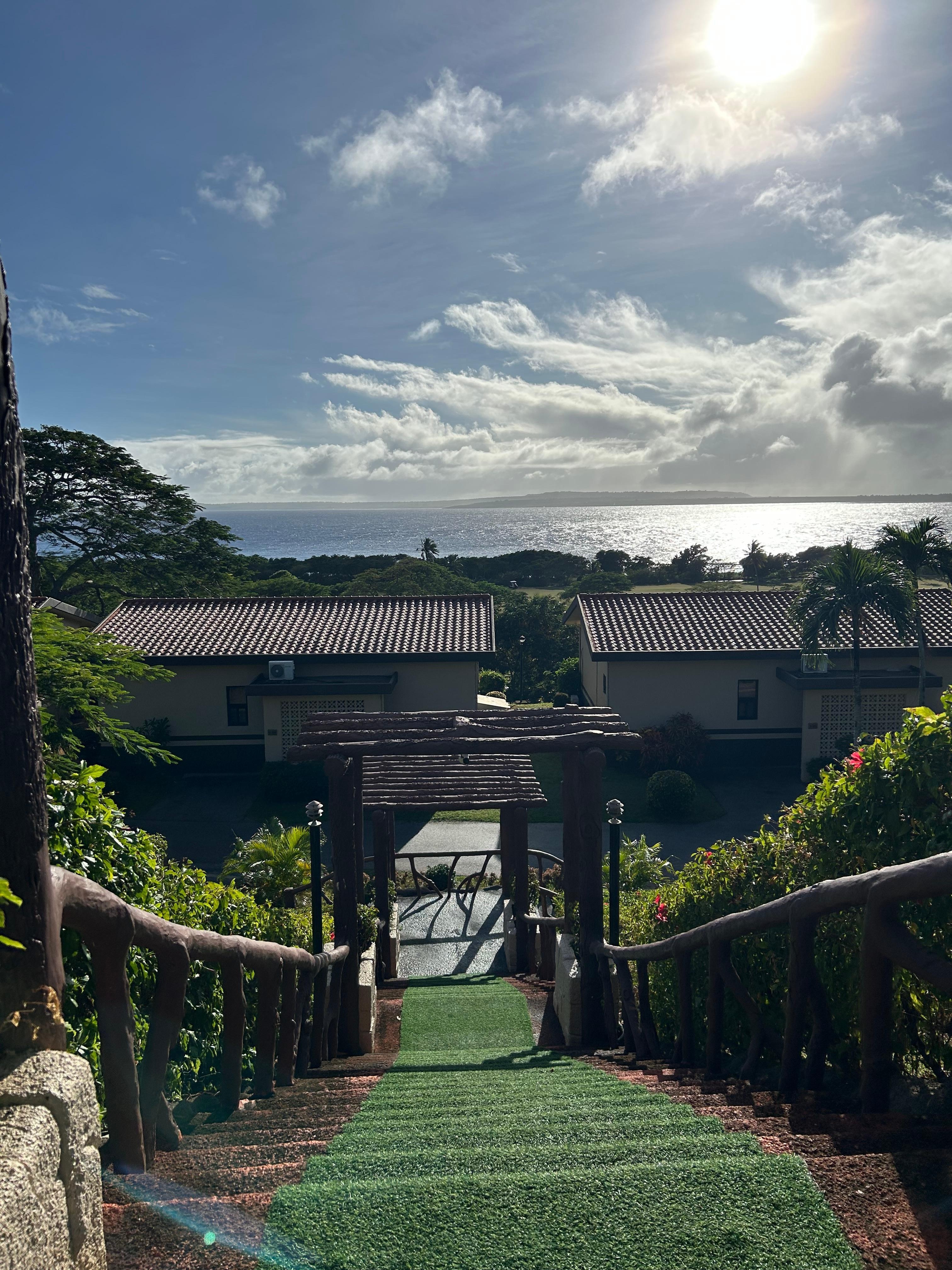 プールからテニアン島を眺める