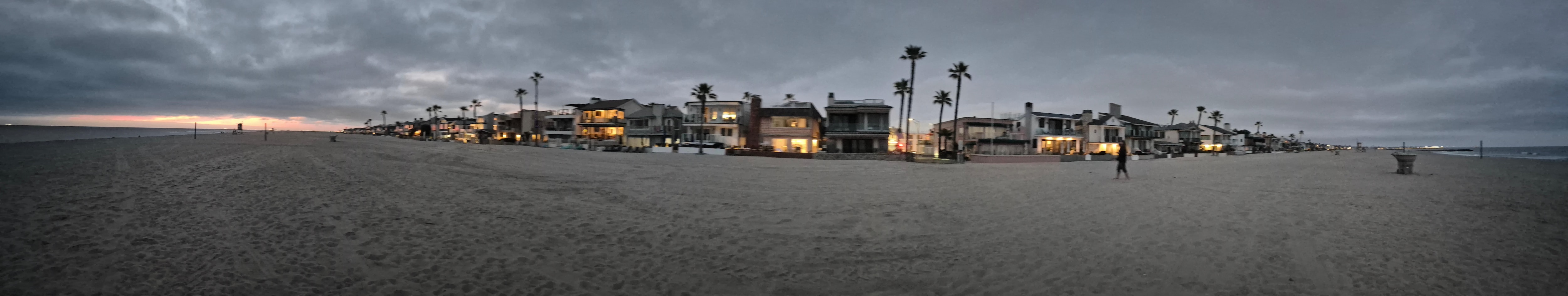 Bord de mer en face l'hôtel (route à traverser)