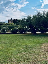 Blick aus dem Garten auf die Kapelle