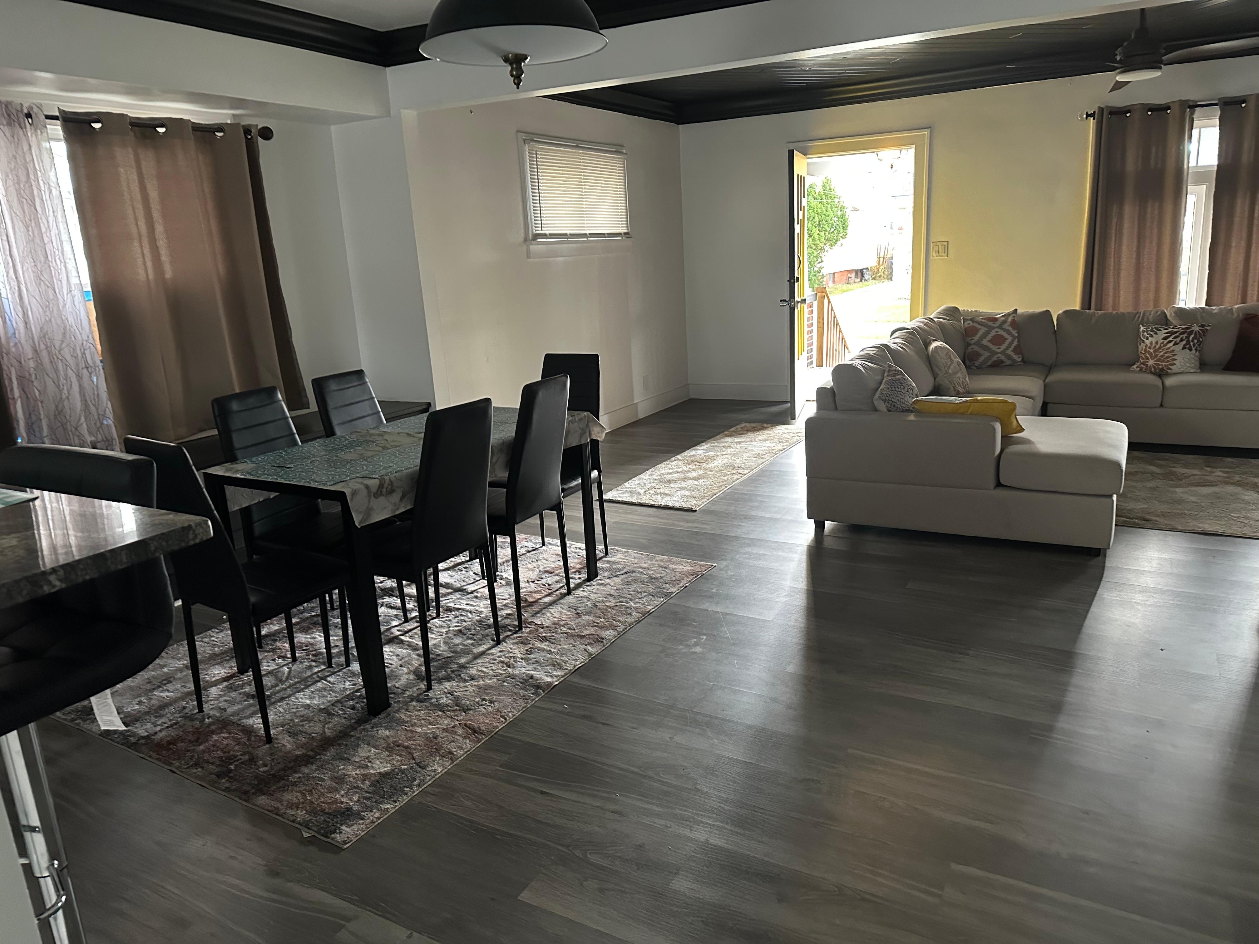 Dinning area, clean and just big enough for all of us! 