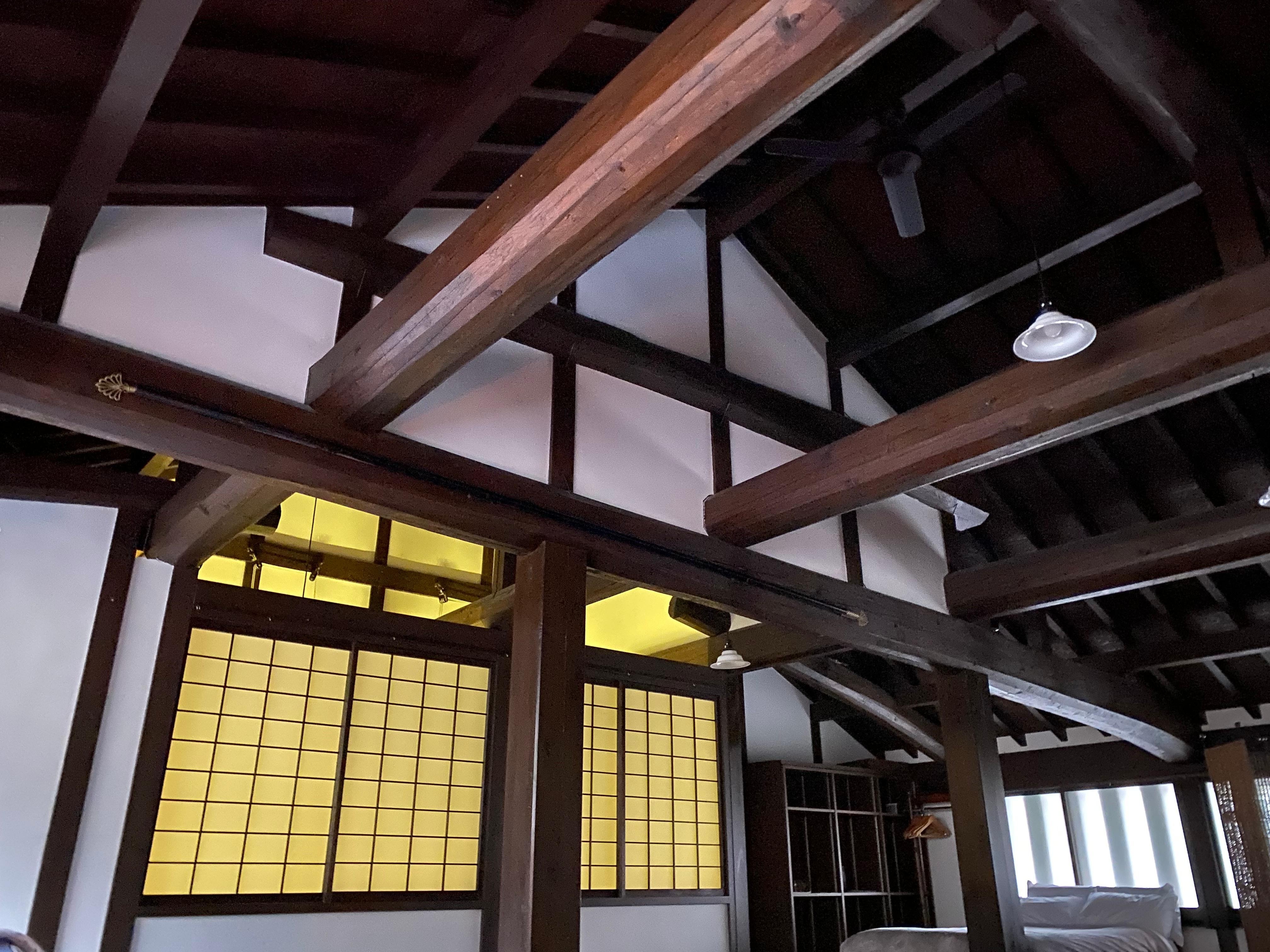 白い壁と艶めいた太い張りが古民家って感じ！見えないくらい上の方に黒いファンがあります、良い仕事をしてくれます。