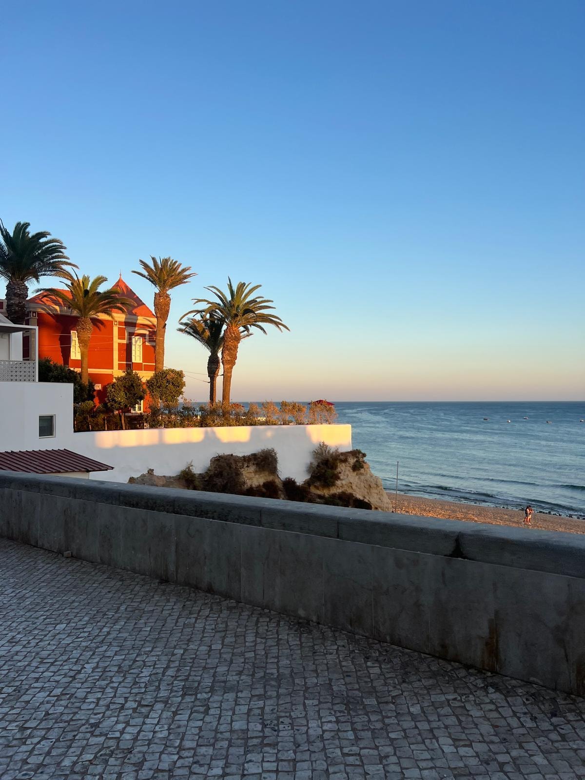 De boulevard bij uitgang apartement