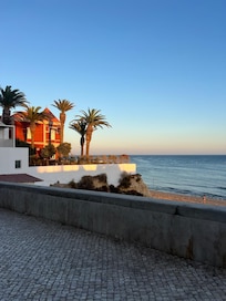 De boulevard bij uitgang apartement