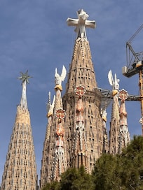 Sagrada Famila Basílica is only 8 city blocks away.