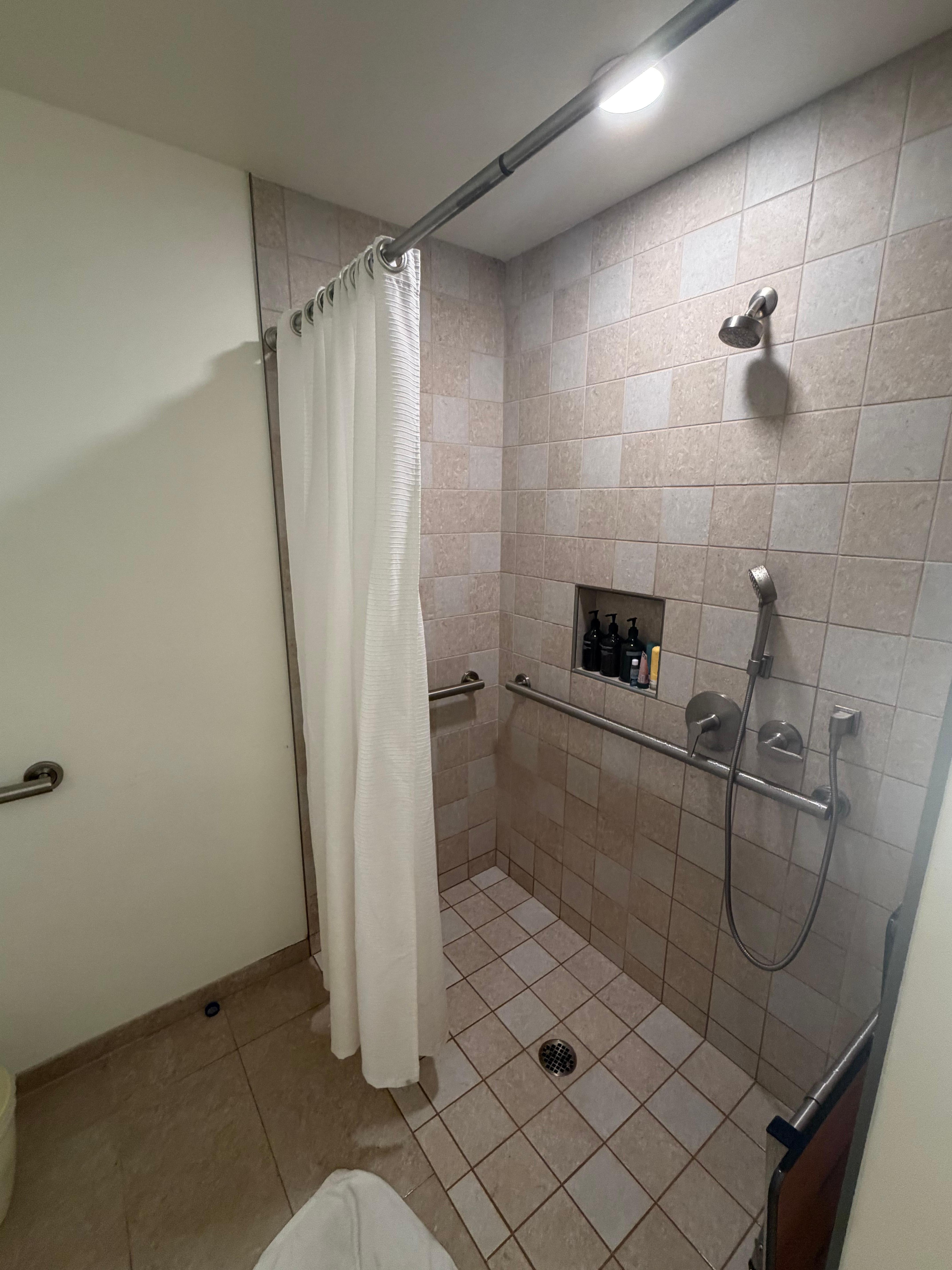 The shower surroundings get wet very easily. 