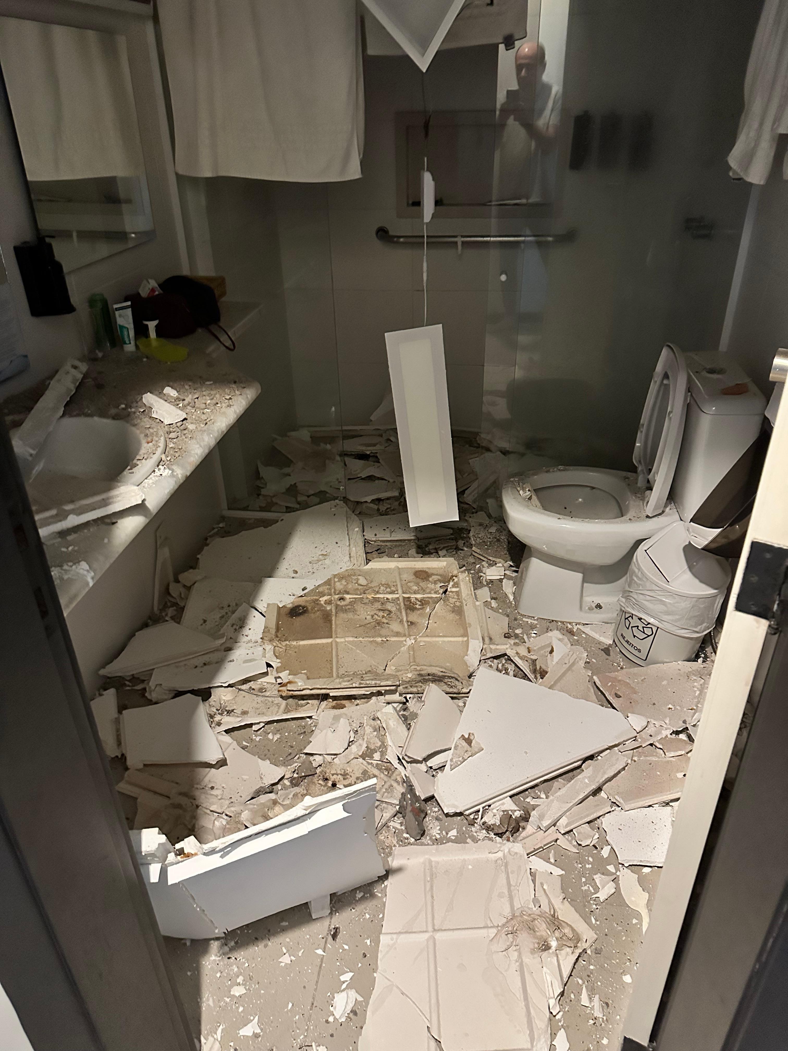 Desabamento teto gesso do banheiro quarto 706