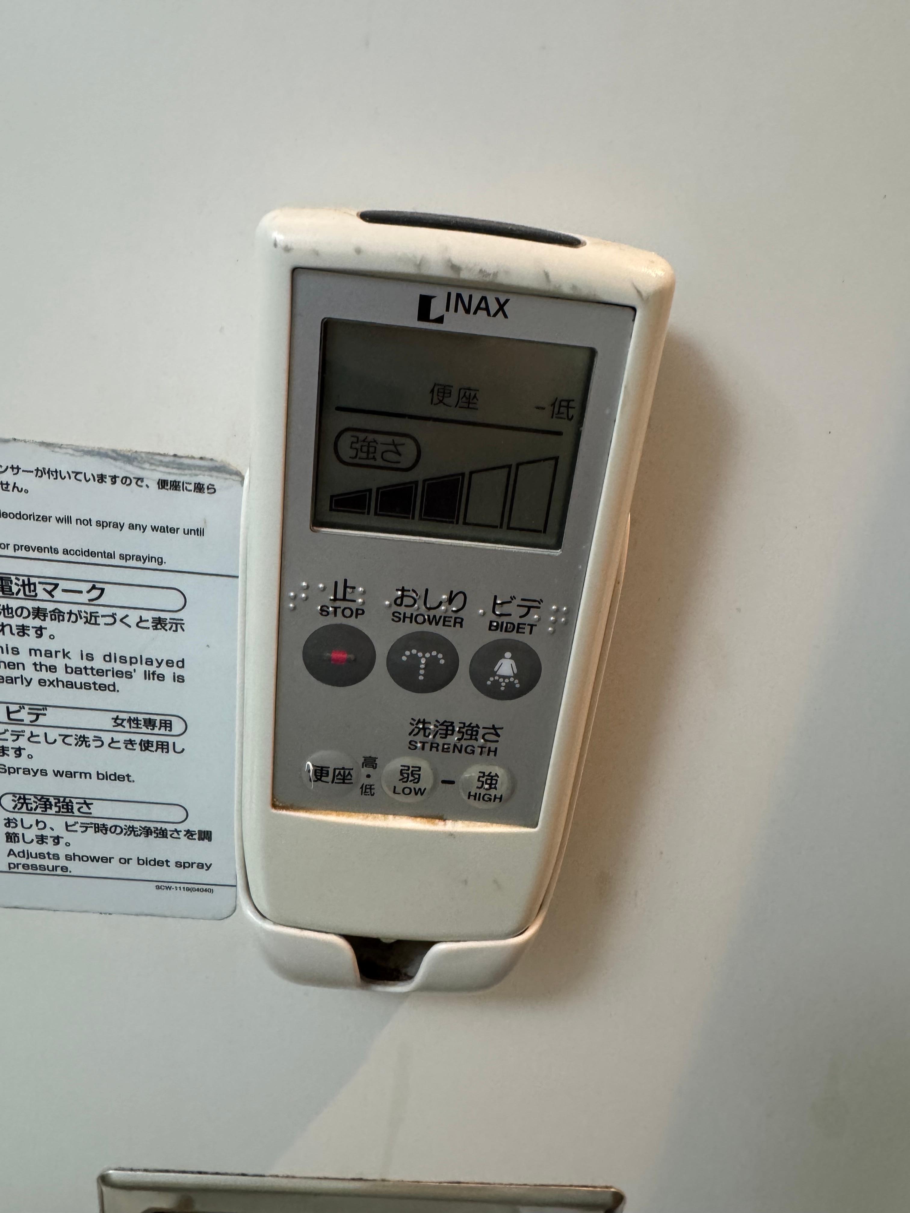 很舊的衛浴設備，馬桶蓋不合會一直跑掉