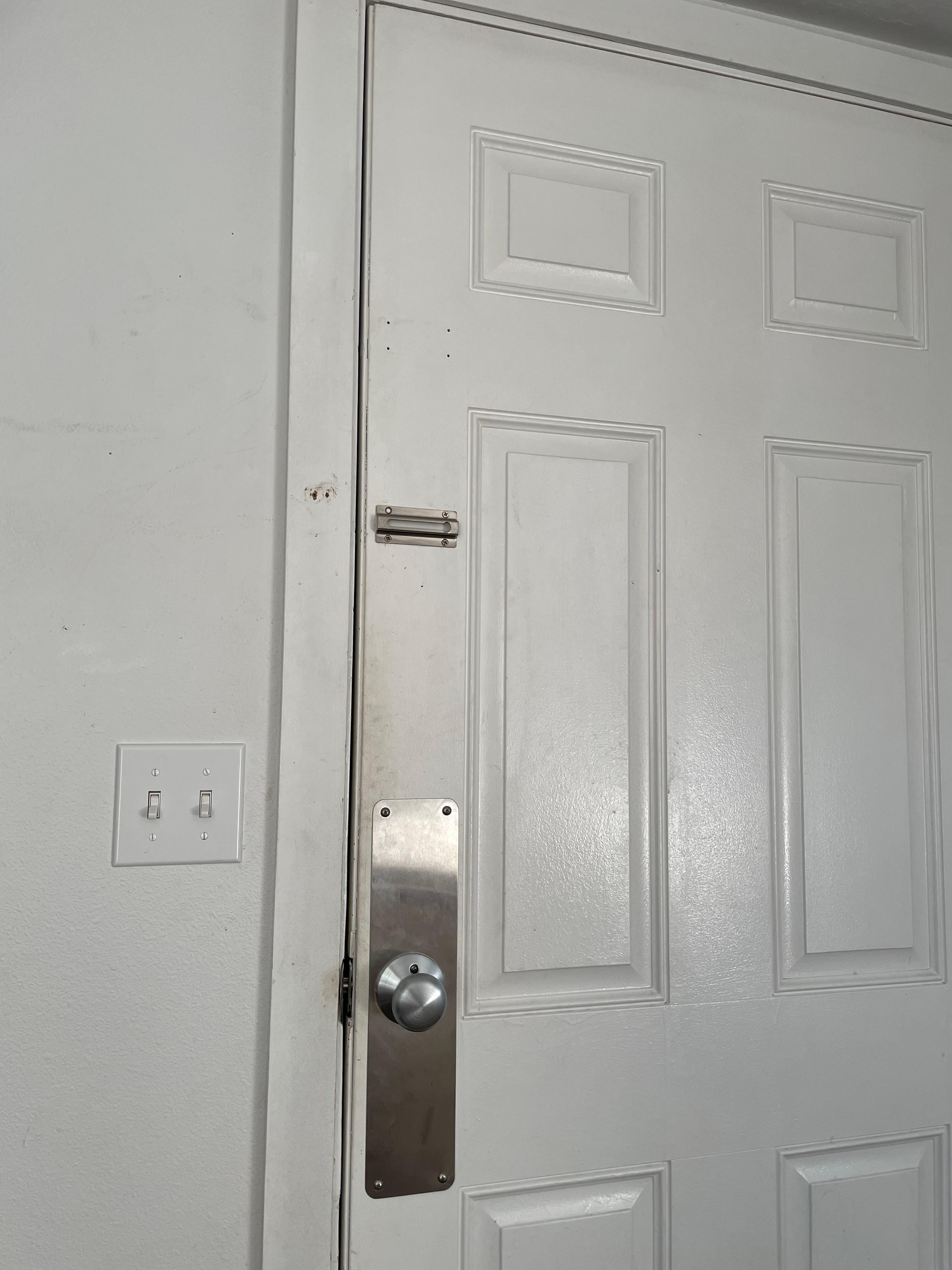 No internal lock on door.