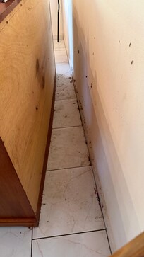 Saleté derrière un autre meuble.