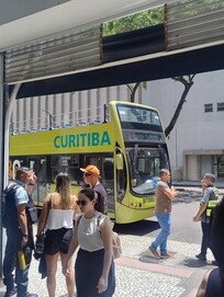 Ônibus turístico, ele faz um tour por vários pontos turísticos de Curitiba, o cartão da direito a utilizar 24 horas, você sobe e desce quantas vezes quiser, vale muito a pena pra conhecer a cidade e economizar com transporte