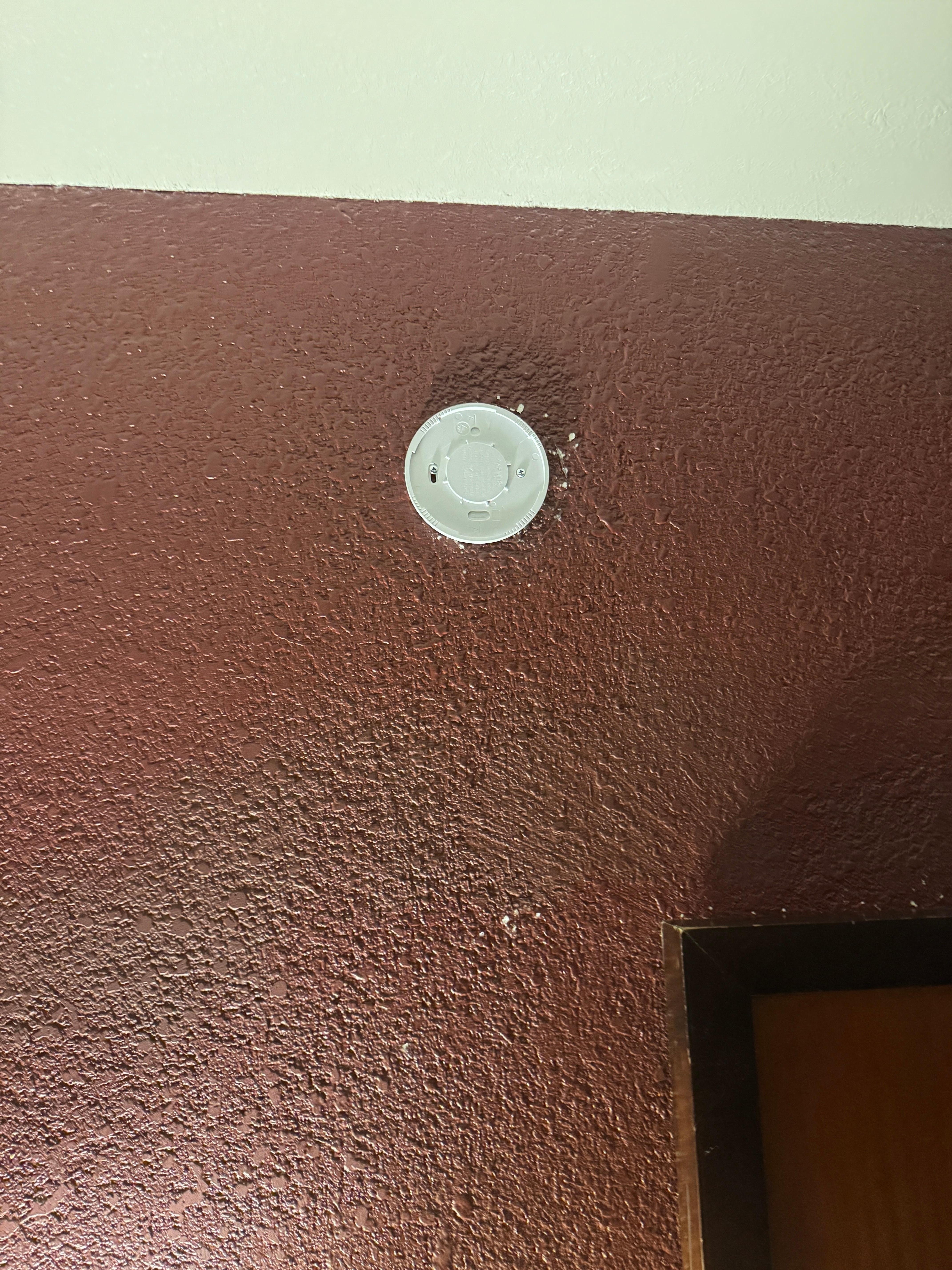 Ahí debería de estar el detector de humo 