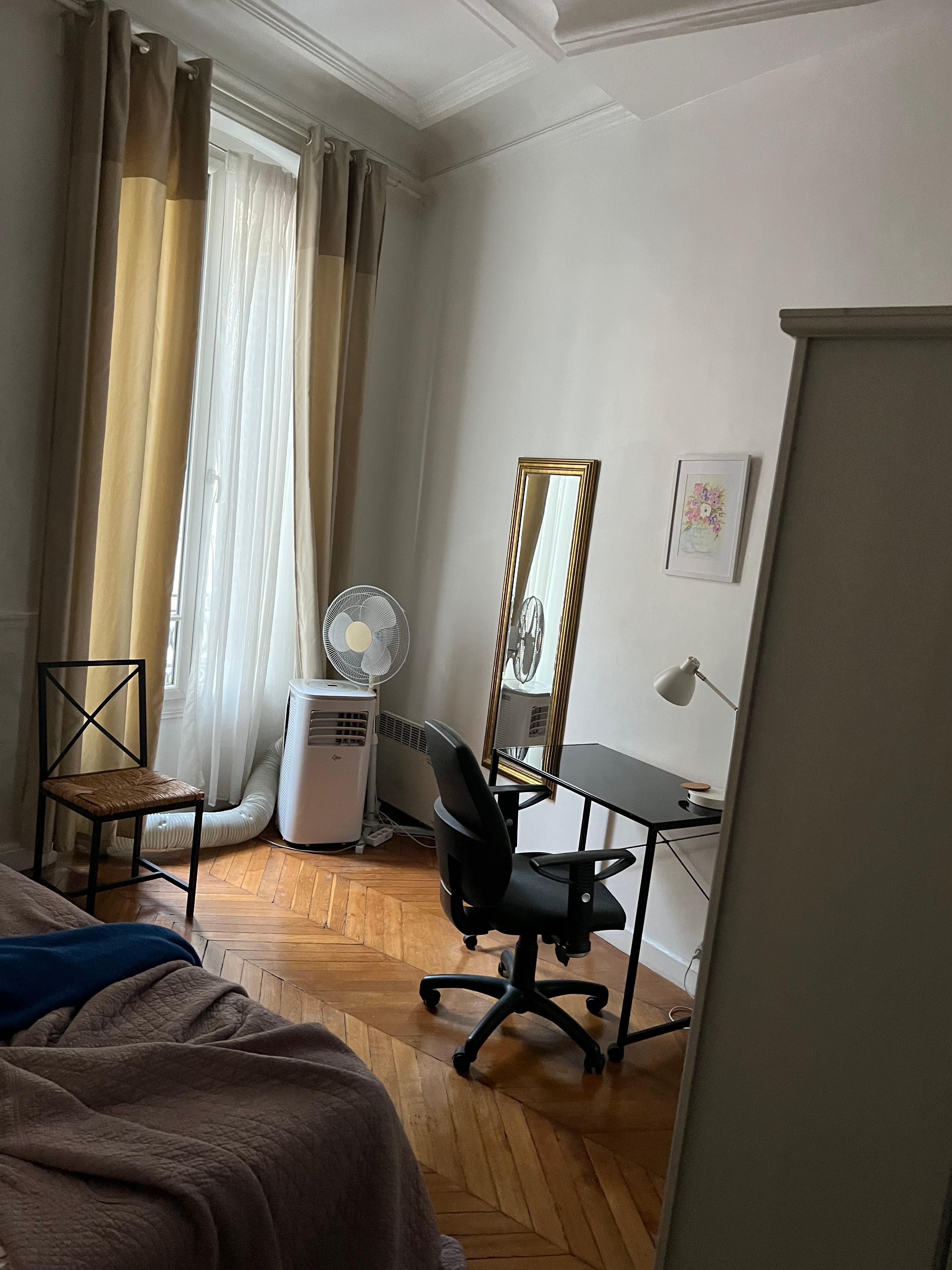 Extra room in street side BR