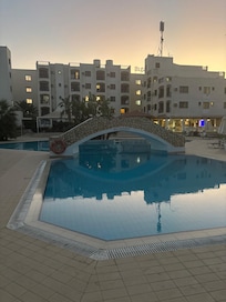 Hotellets fina poolomrÄde!
