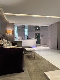 Spa-osasto, josta voi tilata hemmottelevia hoitoja. Voit tilata terveellisiÀ smoothieita ja juomia