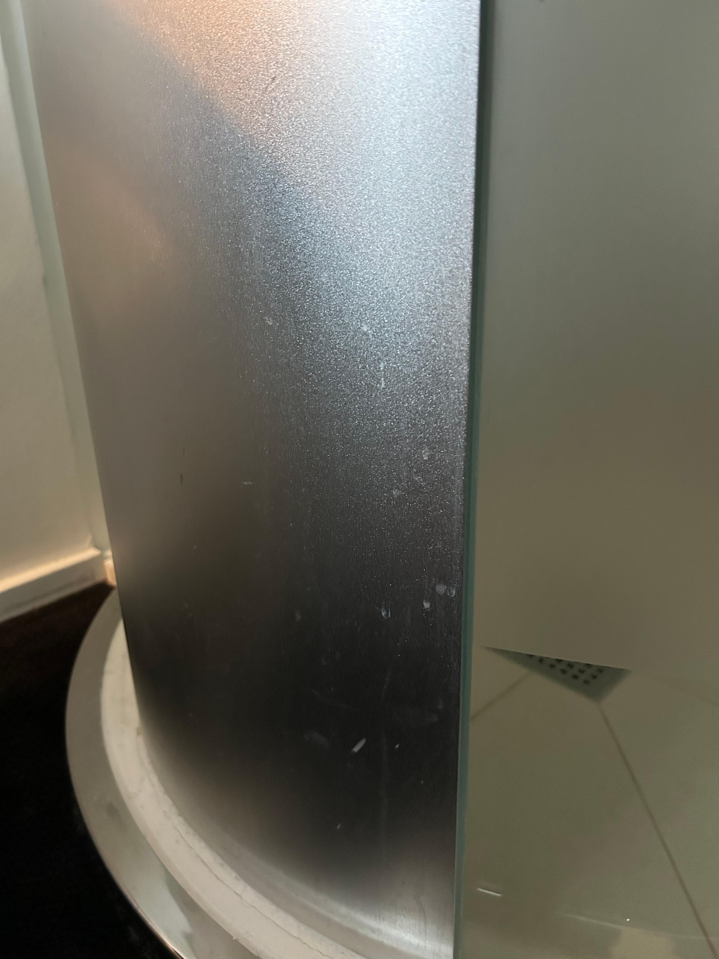 Pletter på ydersiden af brusekabinen