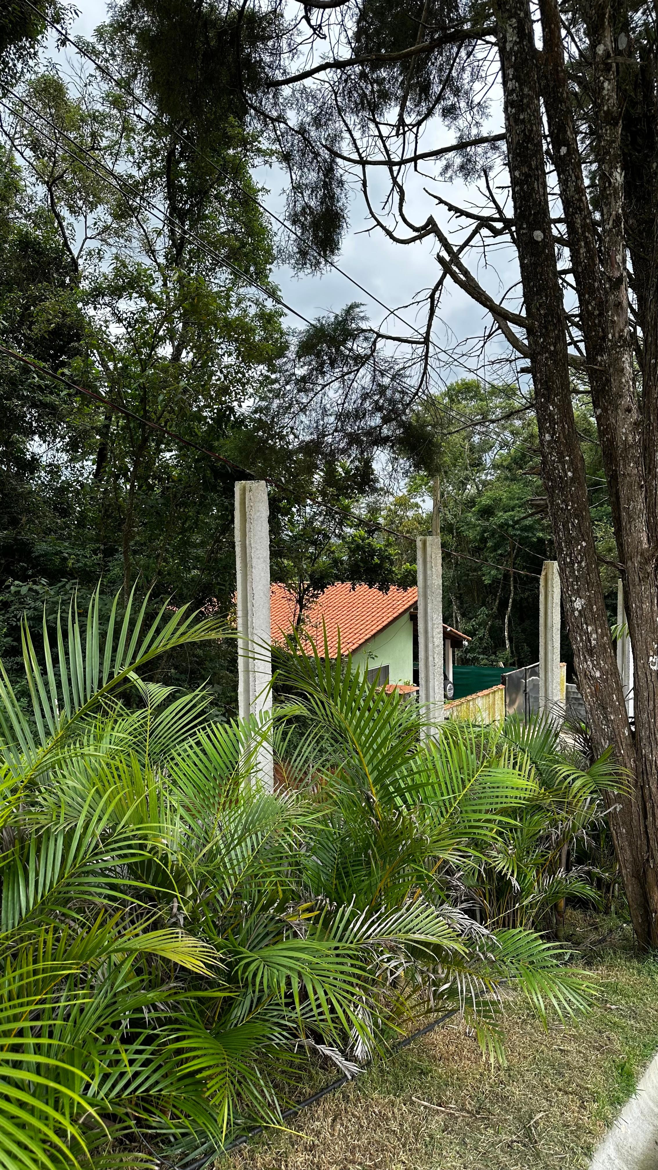 Uma das partes sem qualquer  item de segurança com acesso às dependências do hotel 