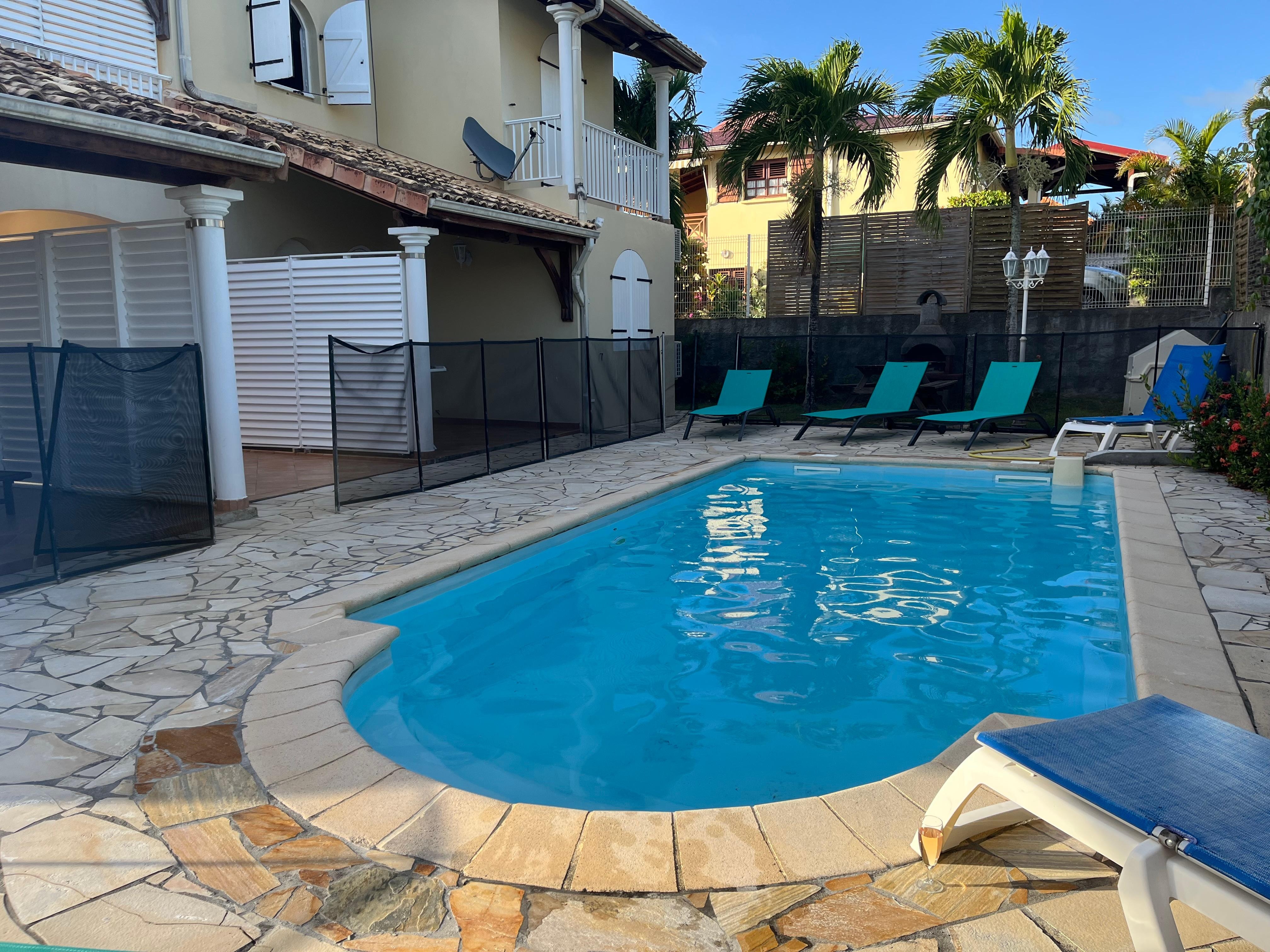 Chaises longues, tables extérieures et foyer charbon accessible.  
Chaises et glacière disponible pour la plage.