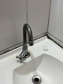 Torneira podre, pia mofada.