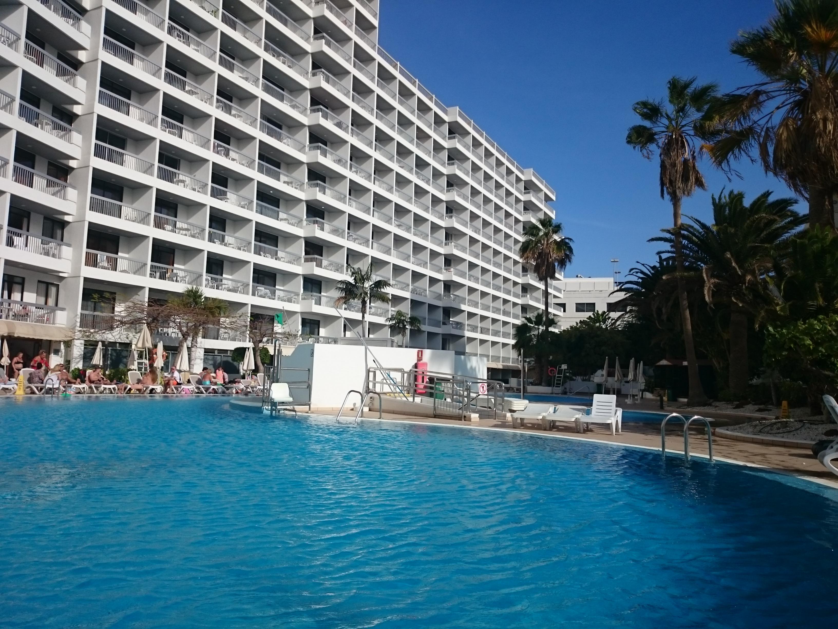 au bord de la piscine...