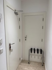 Porte simple sans isolation acoustique vers la chambre voisine…