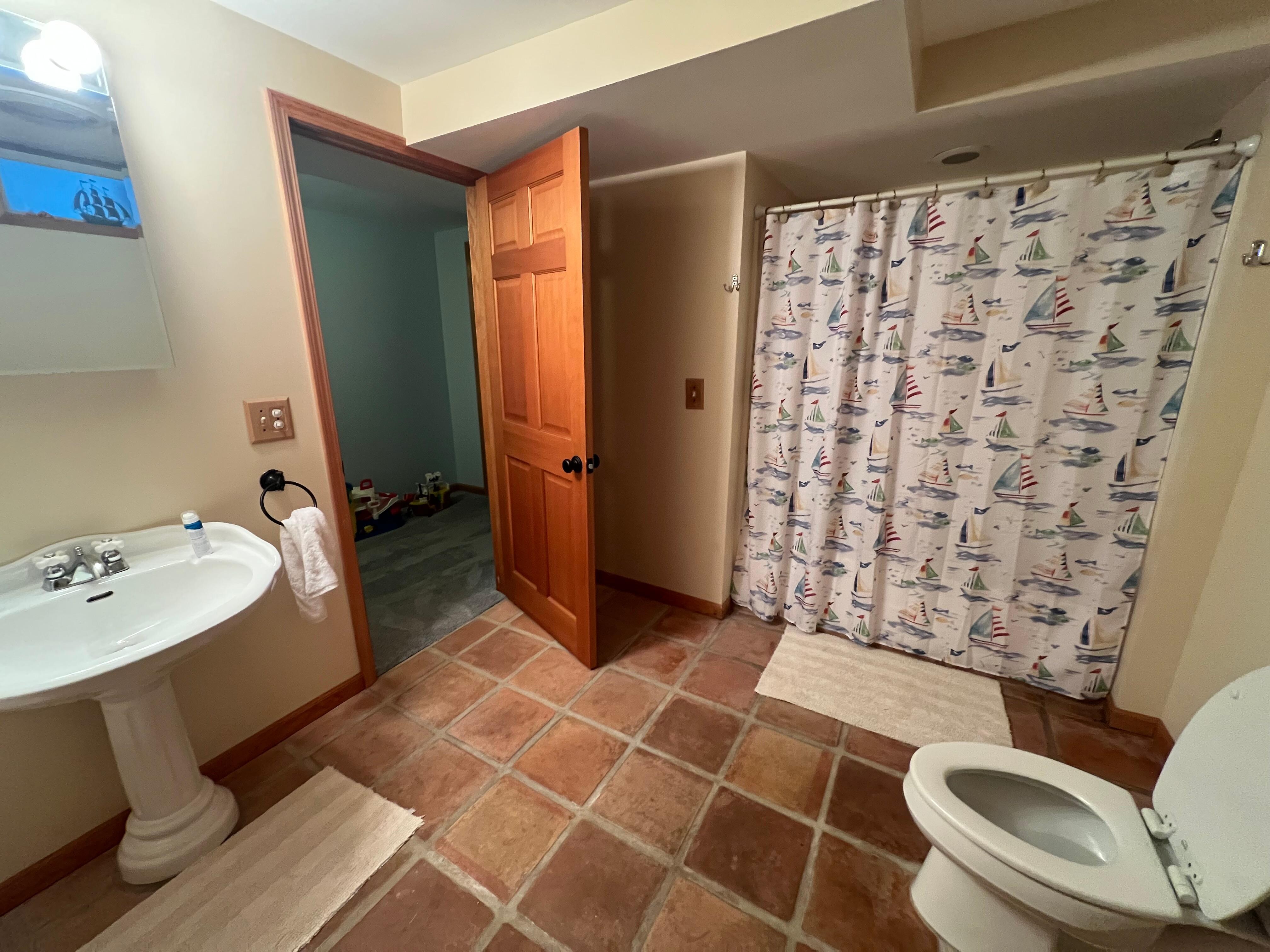 Basement was like its own apartment with huge bedroom & bathroom. Perfect for couple who wants more privacy or quiet. 