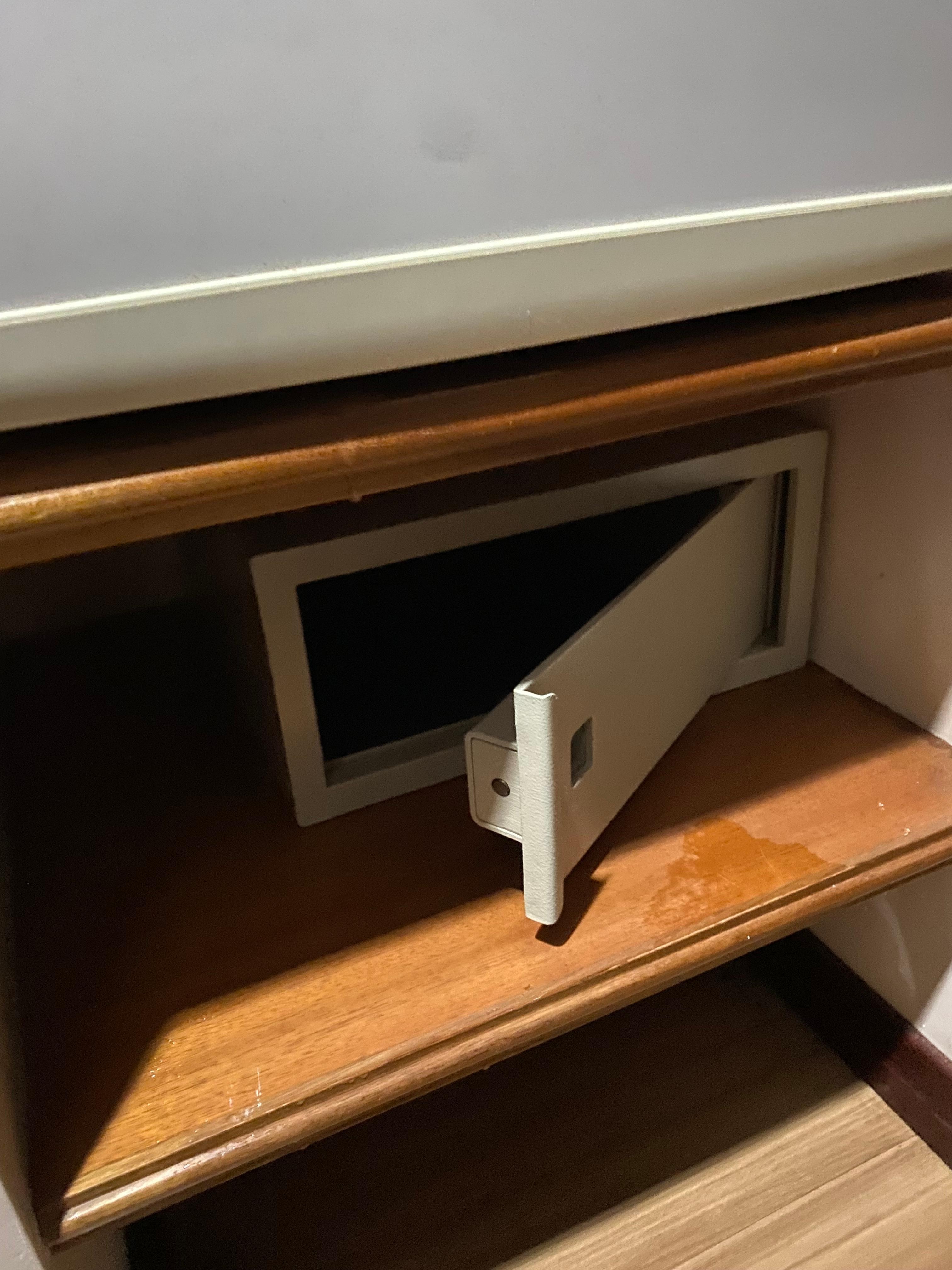 Quarto estava com frigobar vazando quando cheguei mas era porque a camareira tinha desligado então descongelou e alagou um pouco. 