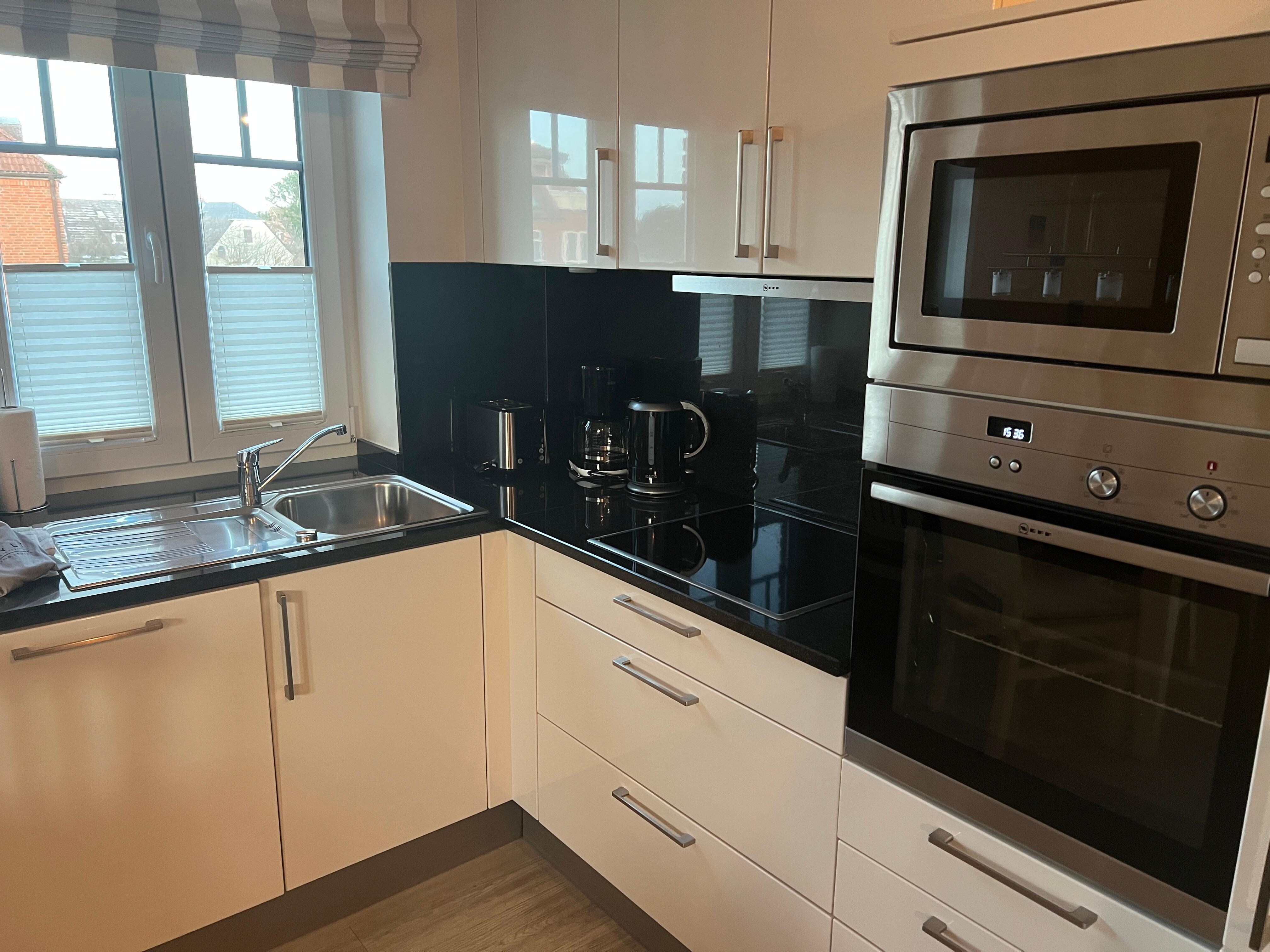 Komplett eingerichtete Küche 