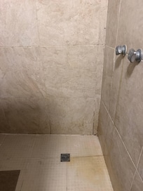 El baño sucio y con mal olor