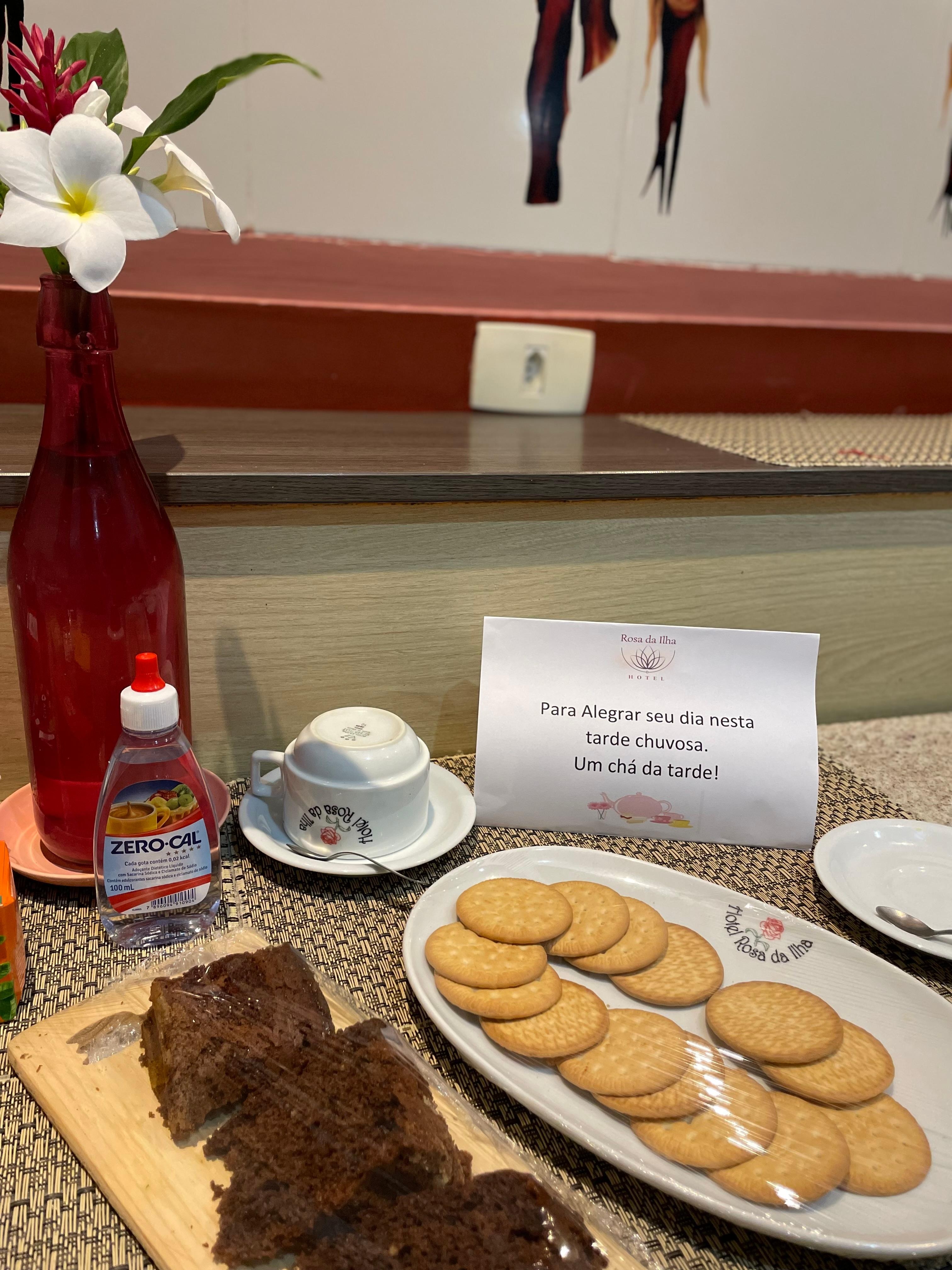 Fomos presenteados com um cafezinho da tarde com bolo, café e chazinho para aquecer o dia frio.