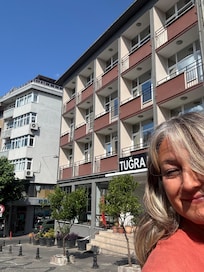 My view and open air breeze from the balcony was lovely. I also appreciated how the managing staff always greeted me. The breakfast buffet was wonderful and tea was offered to me as I made myself present upon my return from my outings. All lovely!