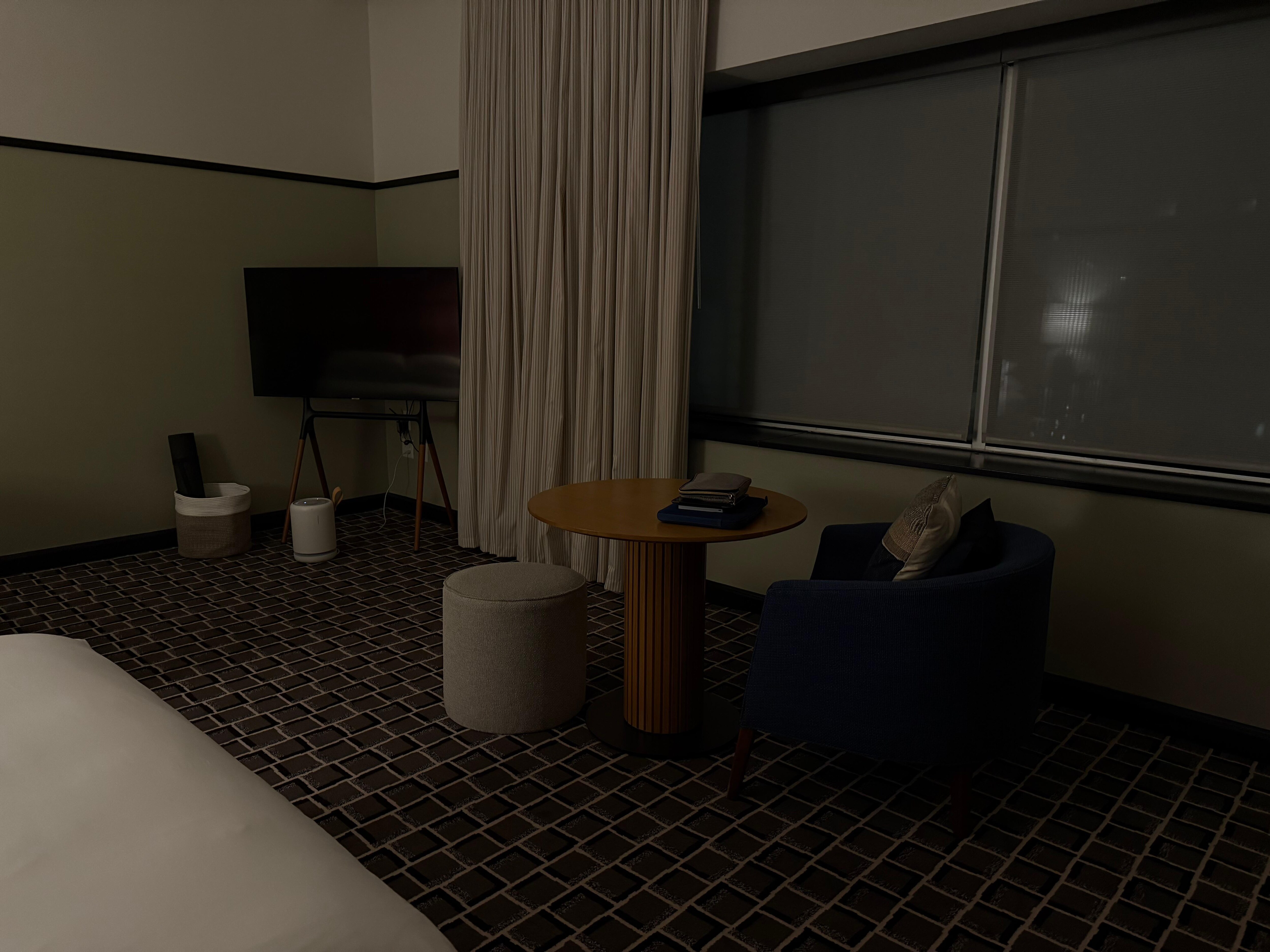 Large room with small foyer and detached bathroom. Nice natural light but no city or river view from this side of the hotel. 