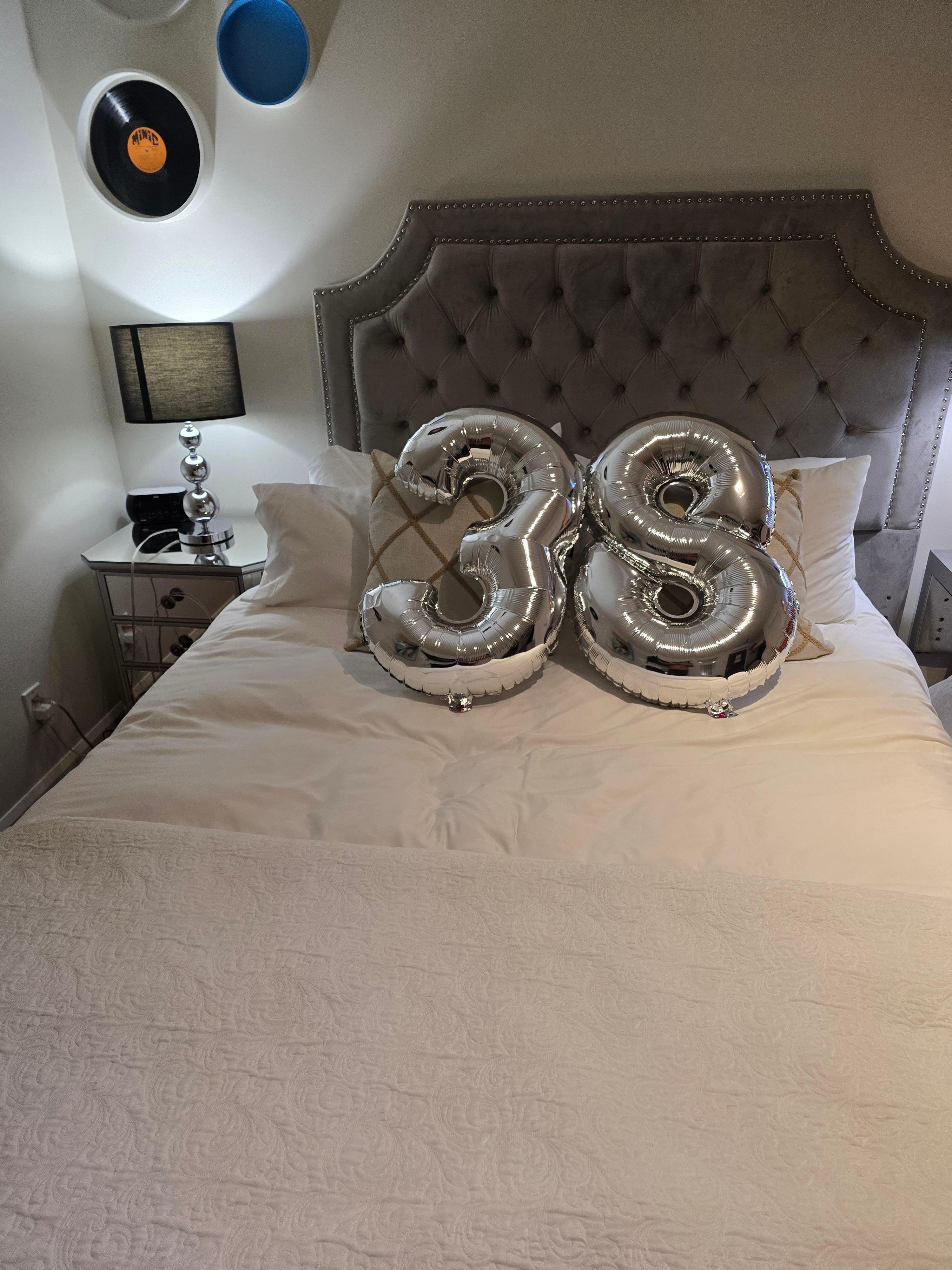 J'étais là-bas pour fêter l'anniversaire de mon conjoint, qui a été ému et très touché par la réservation de l'hôtel et la petite déco très simple, 