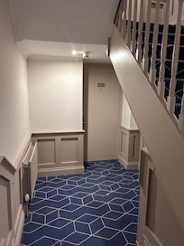 Estar debajo de una escalera hace que la habitación sea ruidosa de pasos.