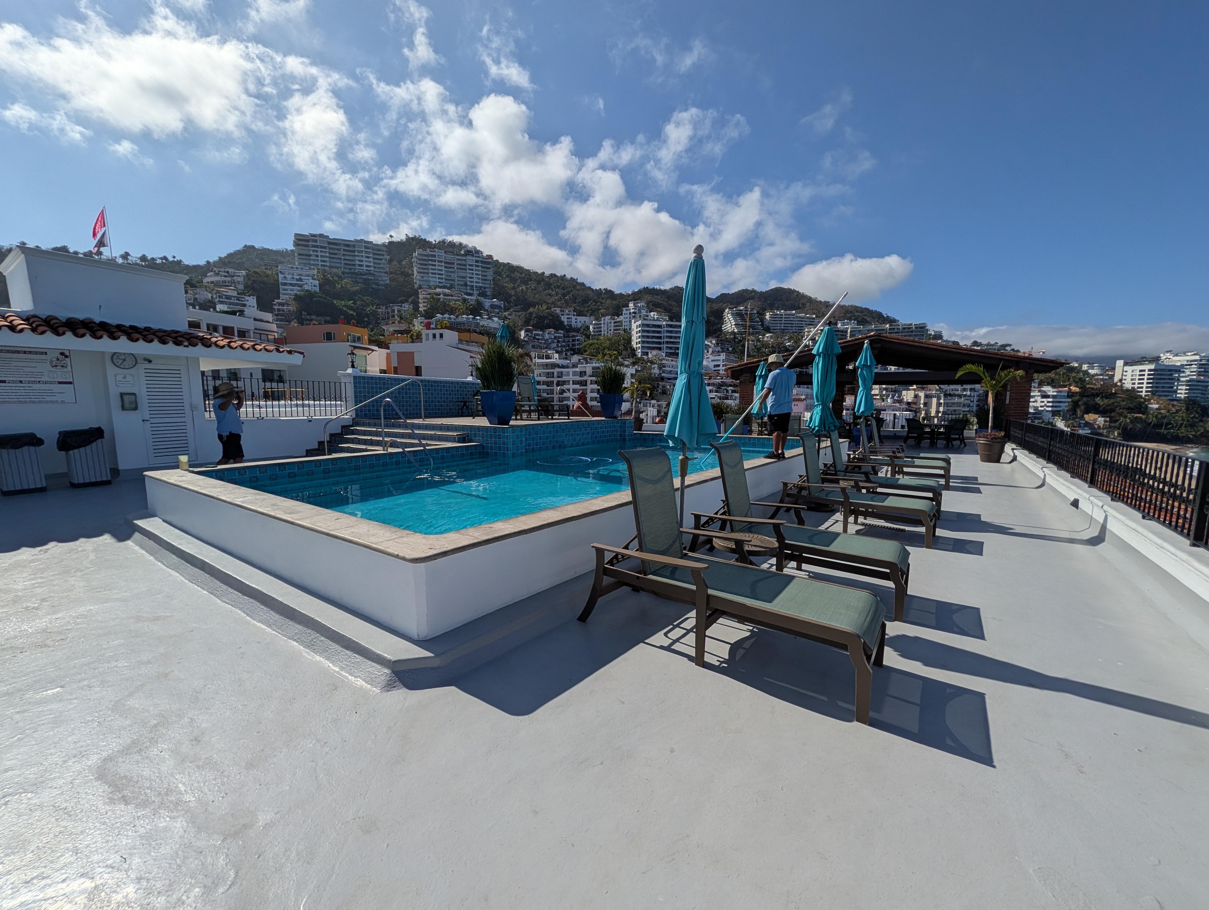 Roof top pool/deck