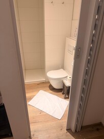 Salle de bain insalubre avec moisissures et moustiques