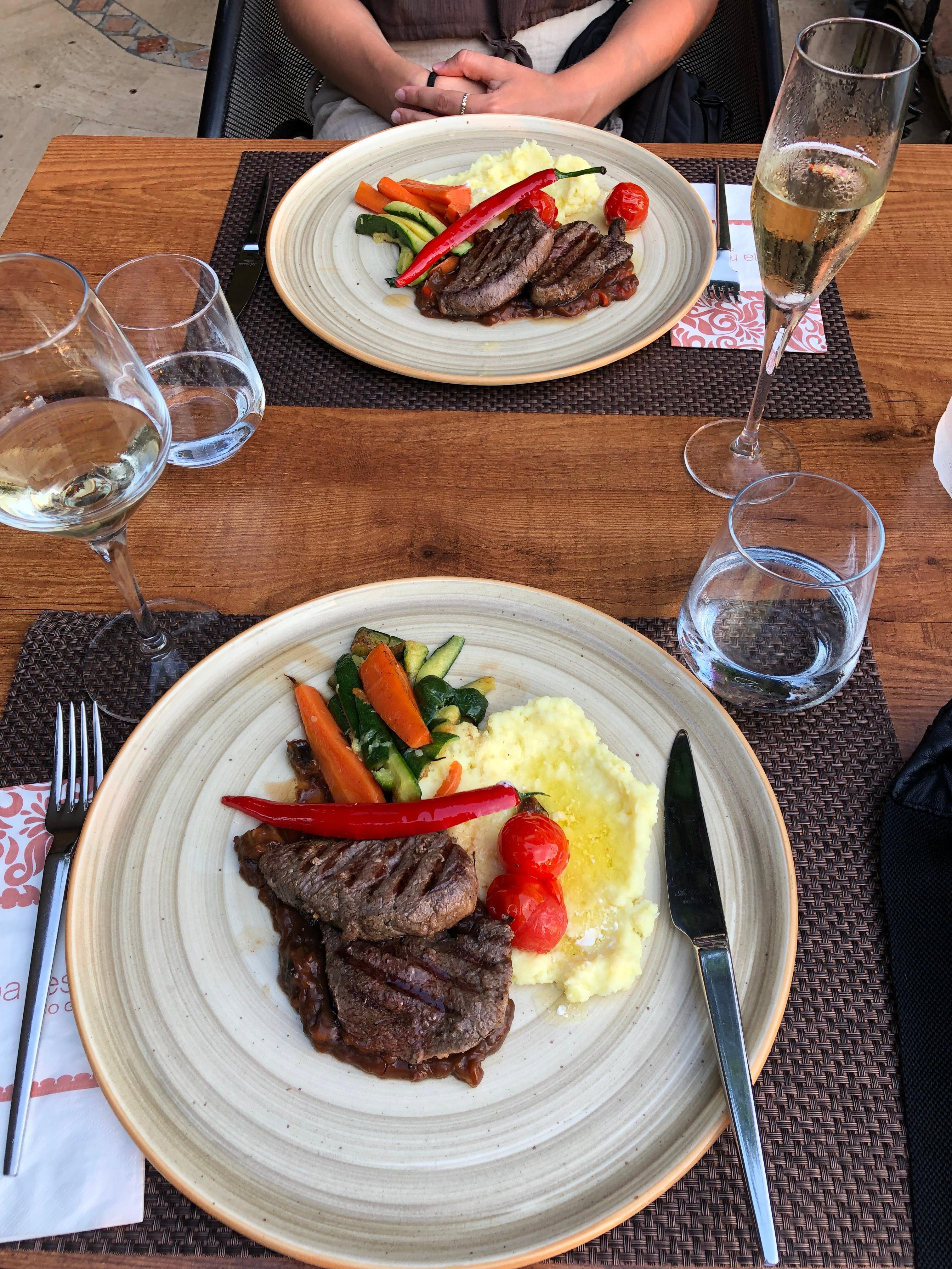 Lækker aftensmad i hotellets restaurant
