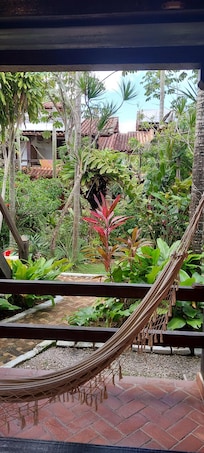 Jardim super bem cuidado, foto da varanda do meu quarto