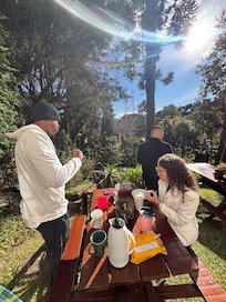 Espaço externo para refeições. Ótimo para se conectar a natureza