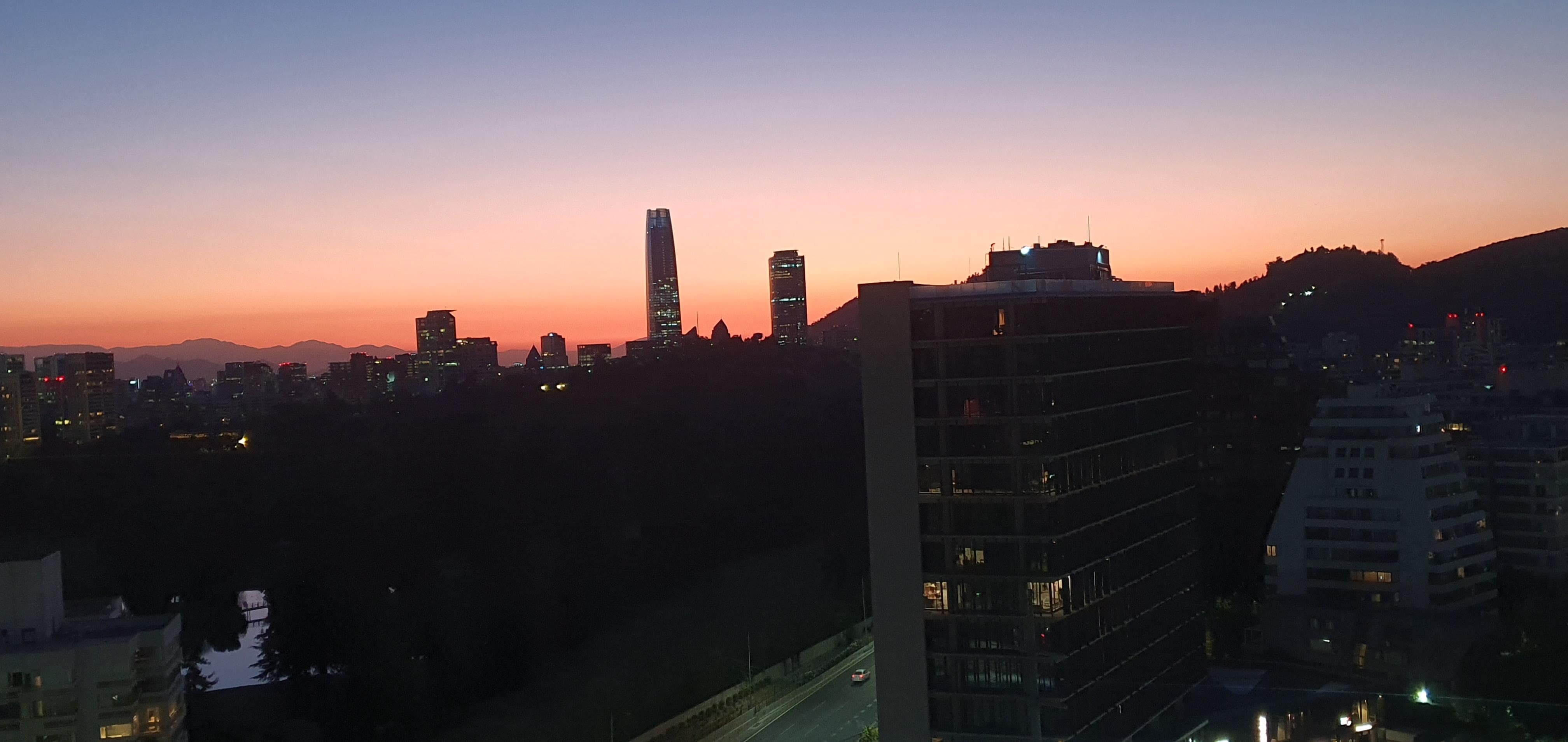 Un profilo notturno della città. Verso occidente. 