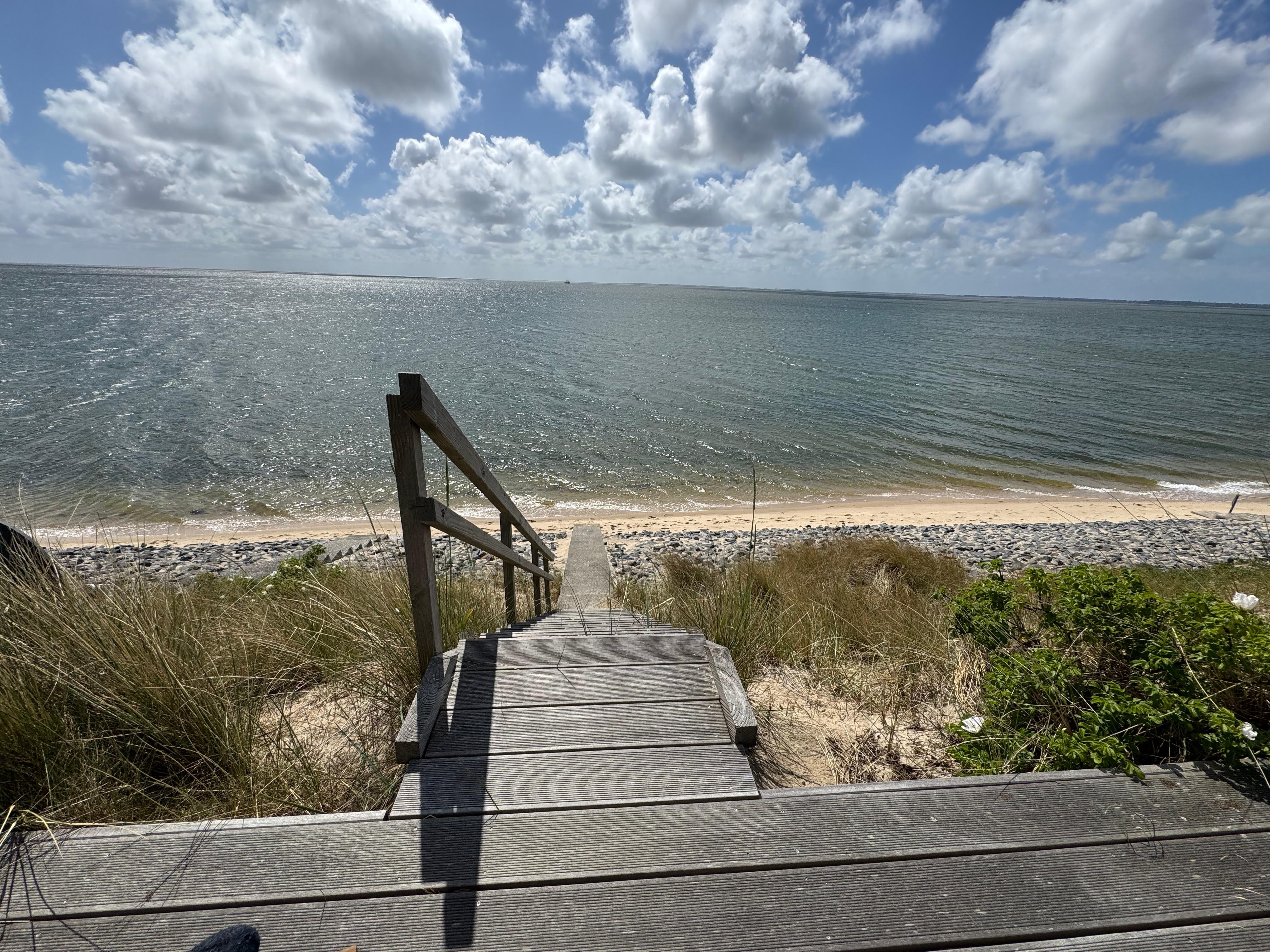 Treppe vom Grundstück zum Strand