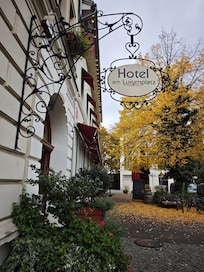 酒店门口的牌子