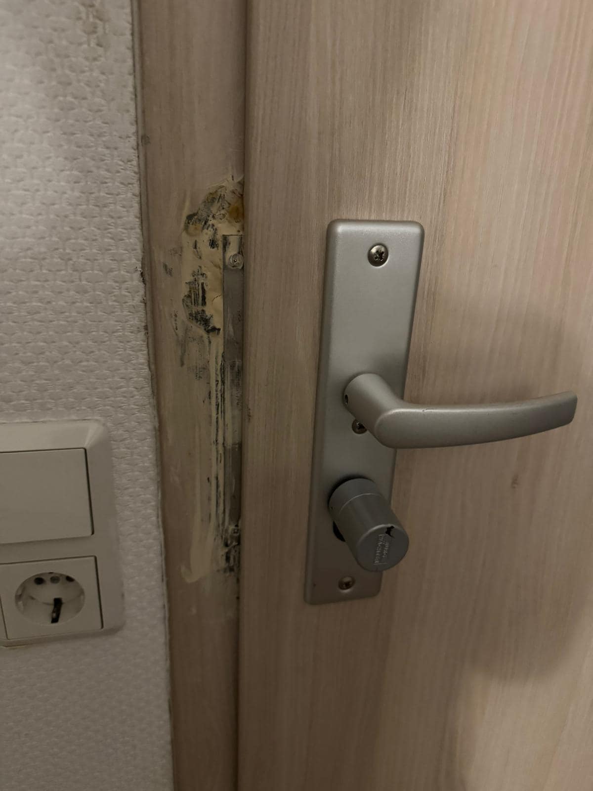 Lock to room entrance door Room 2