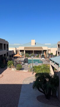 Blick vom Balkon auf den Pool