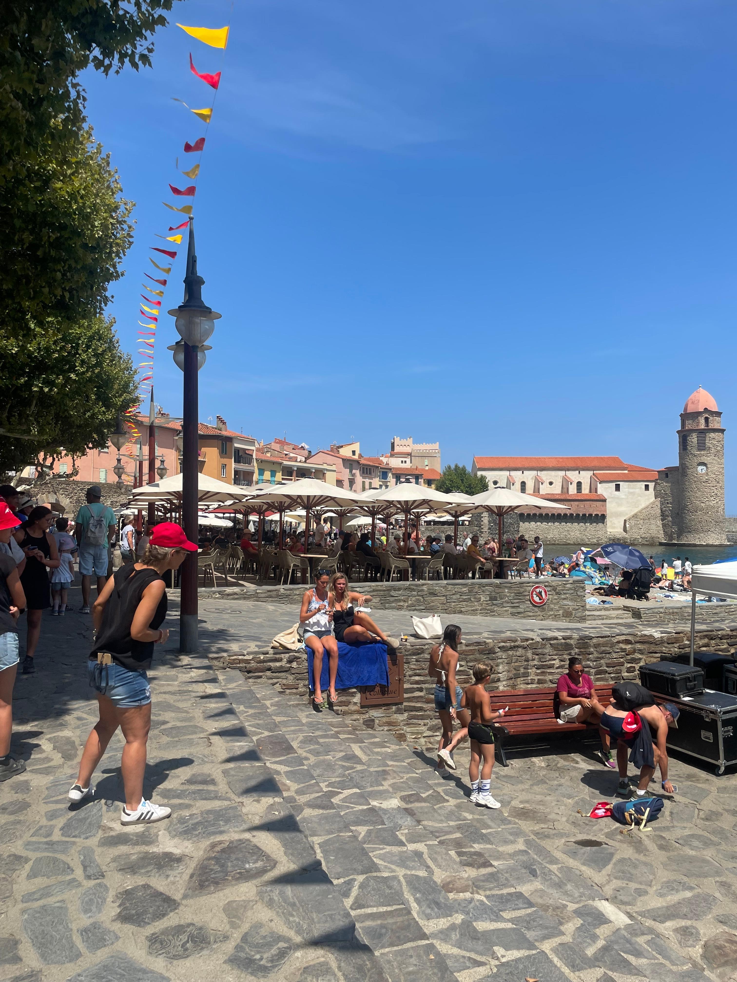 Nere vid hamnen ca 350 meter från hotellet. 