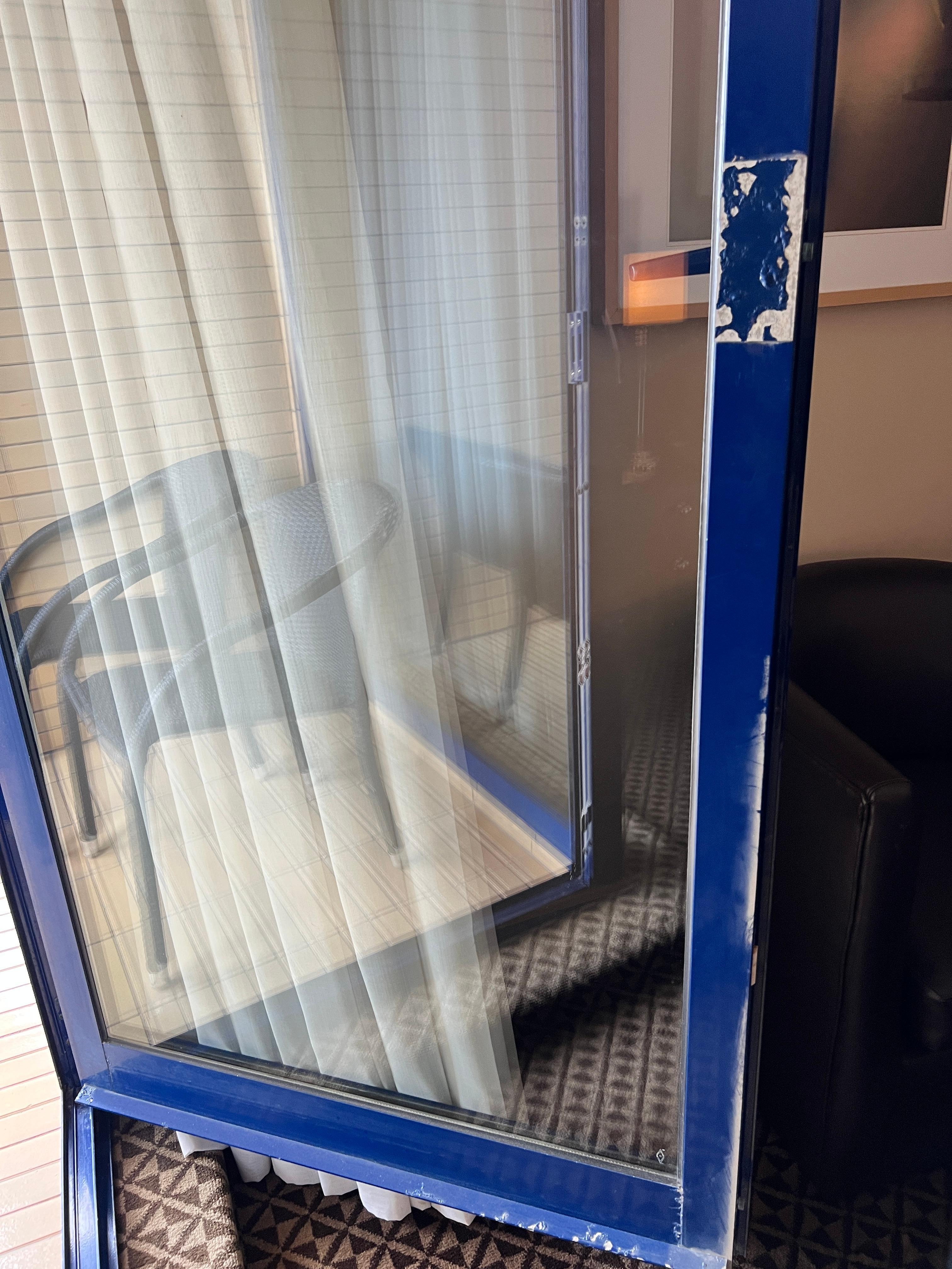 Balkontür als Beispiel dafür, dass das Hotel etwas in die Jahre gekommen ist.