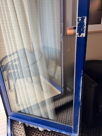 Balkontür als Beispiel dafür, dass das Hotel etwas in die Jahre gekommen ist.