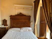 Queen size bed (150 cm), not king size what we paid for. Not enough for 2 persons.