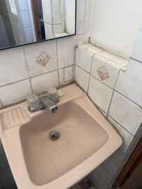Baño sumamente sucio