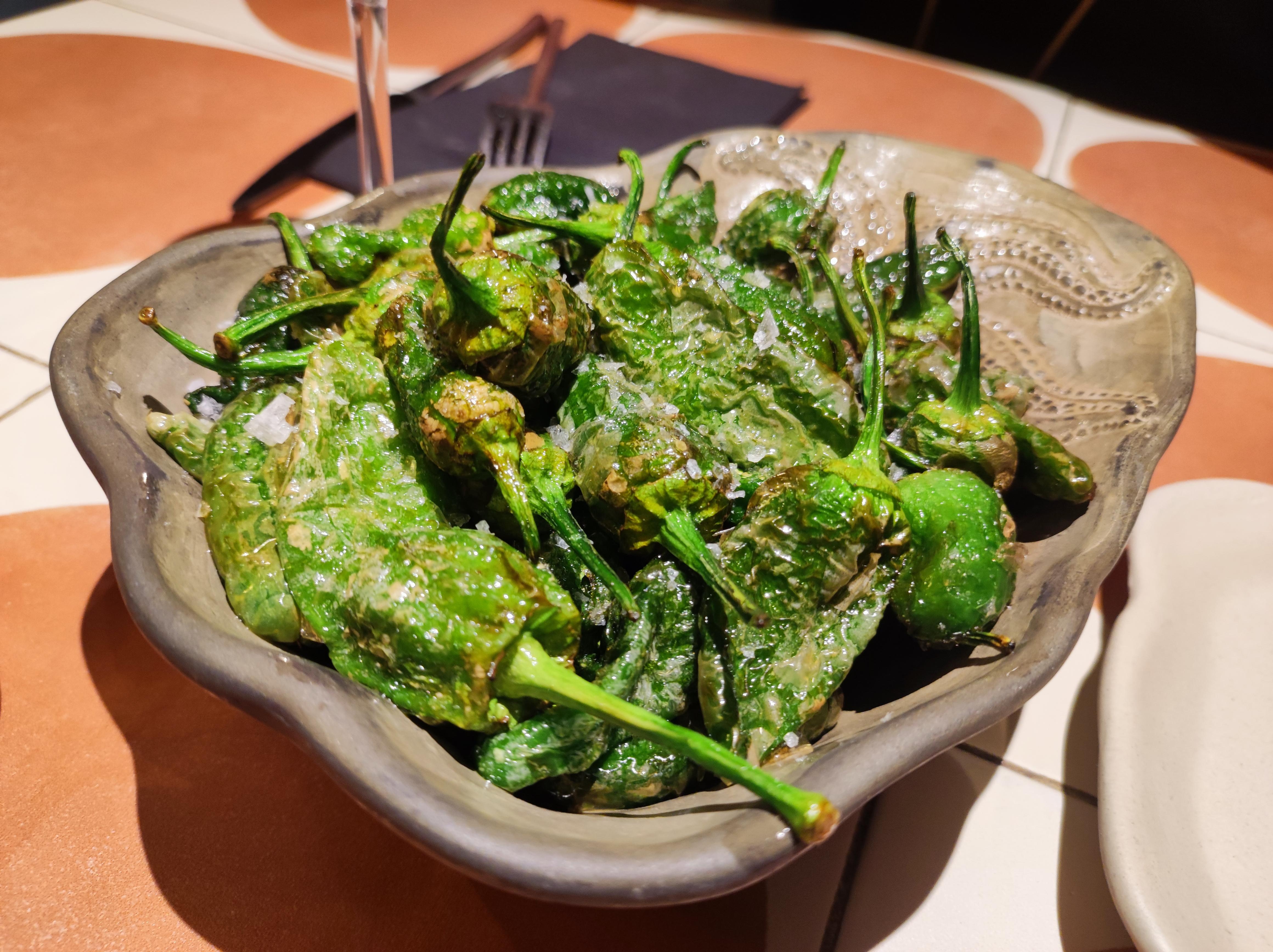 I friggitelli più buoni di sempre. Sul menù sono "pimientos del padrón al punto de sal"