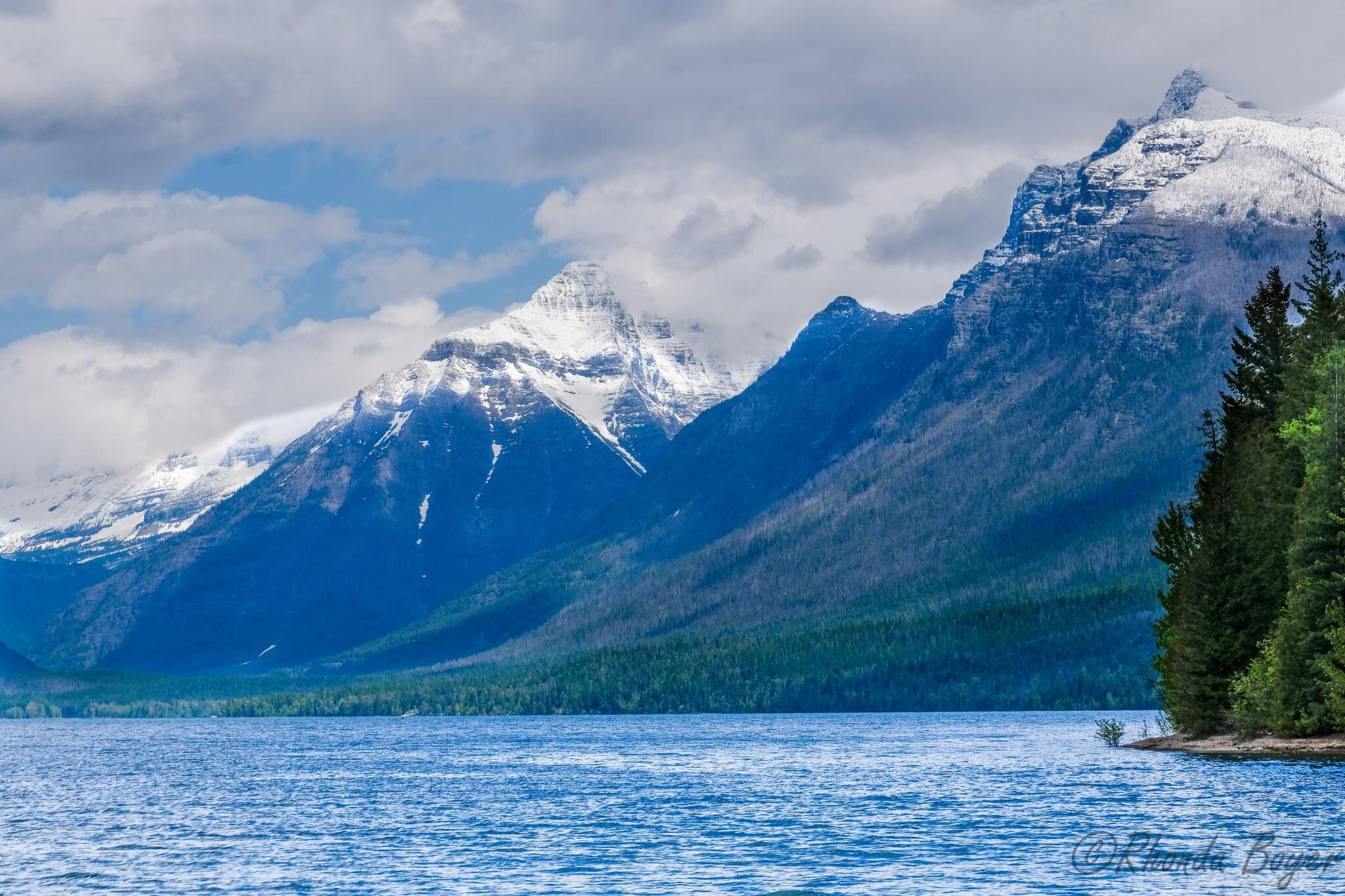 he view from Lake McDonald was absolutely breathtaking—towering, snow-capped peaks reflected in the crystal-clear blue waters. It’s hard to describe the peace and awe you feel just standing at the shoreline. 
